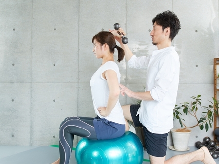 座ったままできる！背中痩せトレーニング｜ボクシングフィットネスジムノア イメージ