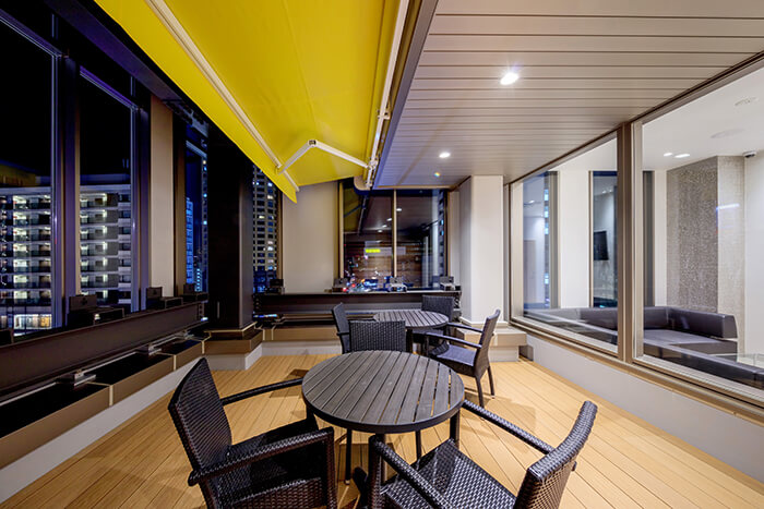 中目黒の夜景をバックにリラックス。8Fロビー＆テラスご自由にご利用ください。